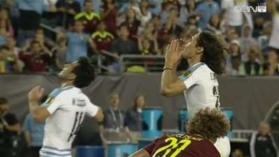 بالفيديو.. كافاني يضيع فرصة غريبة أمام مرمى فنزويلا و ذهول الجماهير