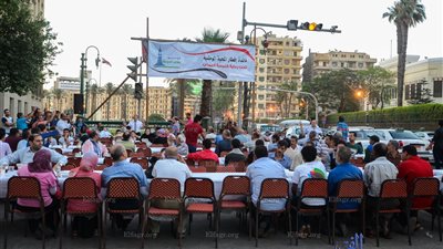 مسلمون وأقباط على مائدة إفطار كنيسة قصر الدوبارة (صور)