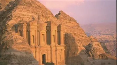 العثور على مسرح أثري ضخم في البتراء جنوب الأردن