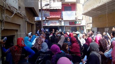 تكدس أولياء الأمور أمام مكاتب التأمين الصحي بالشرقية بسبب طوابع التأمين (صور)