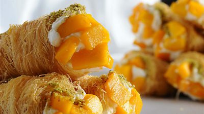 حلويات رمضان: طريقة عمل كورنية الكنافة بالمانجو  