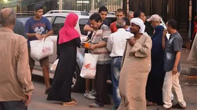 مصر أحلى في رمضان.. أطفال ونساء وشباب يتسابقون على الفوز بإفطار عابري السبيل في الشوارع (تقرير بالصور)