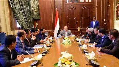 الرئيس اليمني يبحث مع مستشاريه تطورات مشاورات الكويت
