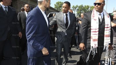 ويل سميث يحمل نعش 