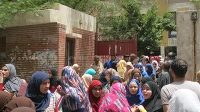 حالات إغماء بين طالبات الثانوي ببني سويف بسبب الفيزياء.. (صور)