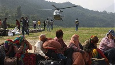 مصرع طيار إماراتي ومساعده إثر سقوط مروحية