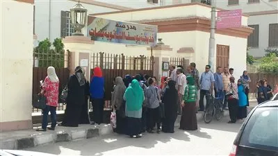 مشادات أمام مكتبات أسيوط لأسبقية الحصول على أجوبة الفيزياء بعد تأخرها