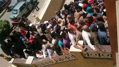 زحام أمام مجلس 'كفر الدوار' لاستلام كرتونة رمضان.. (صور)