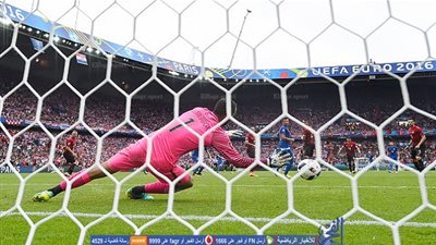 بالفيديو.. العارضة تتصدى لتصويبة  داريو سرنا