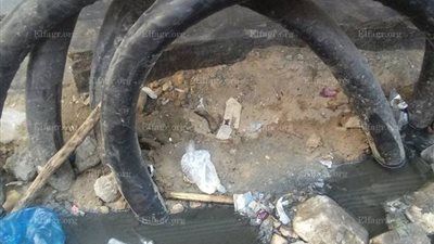 أسلاك الضغط العالي وسط مياه الصرف الصحي تنذر بكارثة في الإسكندرية (صور)