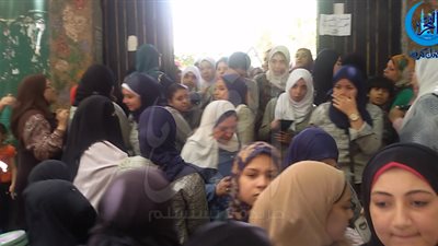 انهيار طالبات في الجيزة بسبب امتحان الفيزياء (فيديو)