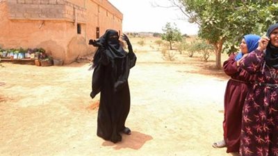 سوريات يخلعن النقاب احتفالاً بانكسار 