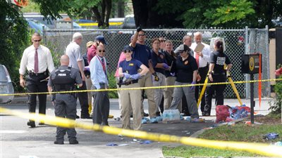 برج إيفل يتزين بألوان العلم الأمريكي تكريما لضحايا أورلاندو 