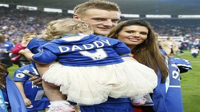 زوجة فاردي تهاجم الشرطة الفرنسية : عاملونا مثل الحيوانات