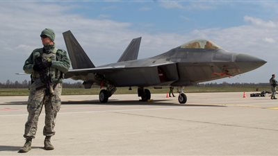 أسوشيتدبرس: الناتو بصدد الموافقة على نشر كتائب أخرى قرب حدود روسيا