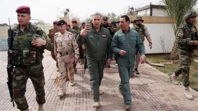 وزير الدفاع العراقي يقود طائرة 