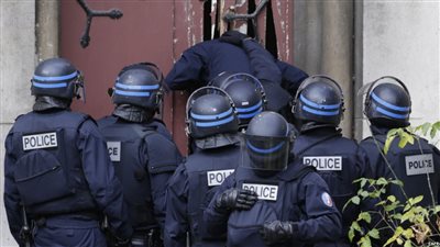 اعتقال اثنين من مشجعي رومانيا في باريس بسبب اشتباكات عنيفة