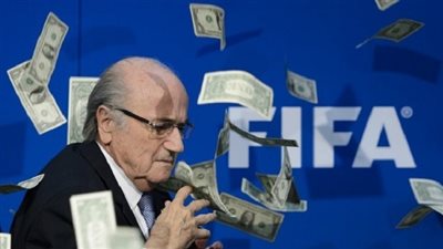 بلاتر يستهزئ بالعالم: ما زلت رئيسا للفيفا