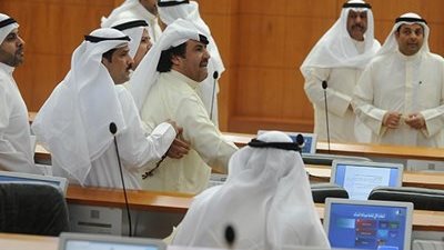 مشاجرة  بالأحذية في البرلمان الكويتي (فيديو)