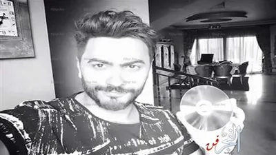 تامر حسني يستلم 