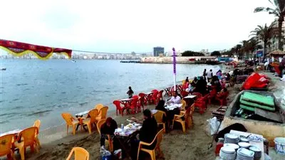 أهالي الإسكندرية في رمضان.. جو نسيم وإفطار شهي على شواطئ البحر (فيديو وصور)