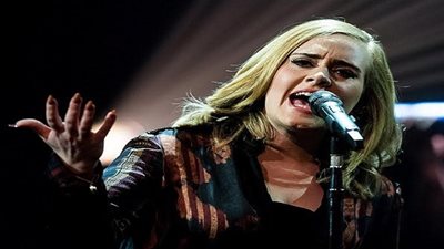 منتج إيطالي يعترف بندمه على رفضه العمل مع أديل قبل شهرتها