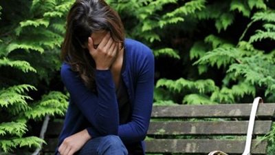 دراسة: النساء أكثر عرضة للإصابة بالقلق