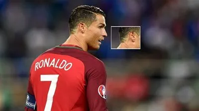 سر إنساني وراء تسريحة 