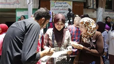 بعد امتحان الكيمياء والفلسفة.. ضحكات وصرخات على أبواب لجان الثانوية العامة.. (صور)
