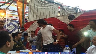 بالصور .. النني يقيم حفل إفطار في مسقط رأسه بالمحلة