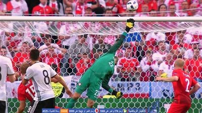 بالفيديو.. حارس بولندا يتألق أمام صاروخ أوزيل 