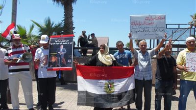 العشرات من أهالي الإسكندرية يحتقلون بذكرى العاشر من رمضان بميدان القائد إبراهيم ..(صور)