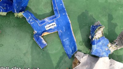 أول صور للصندوقين الأسودين للطائرة المصرية المنكوبة