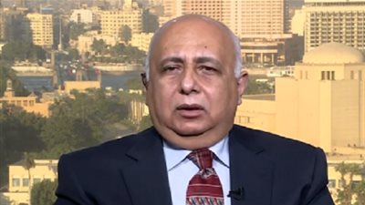 طيار سابق يكشف حقيقة استهداف طائرة مصر للطيران بـ