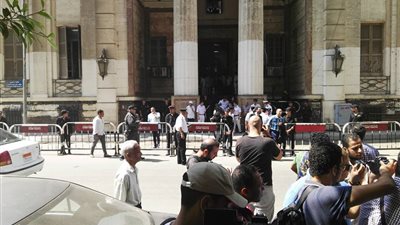 تكثيفات أمنية بنيابة عابدين قبل بدء محاكمة نقيب الصحفيين (صور)