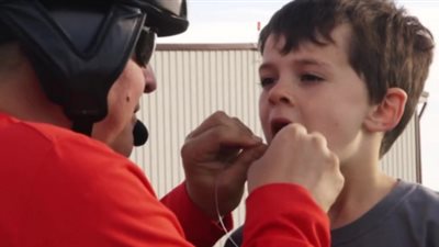 شاهد..أب يخلع أسنان ابنه بطريقه جديده