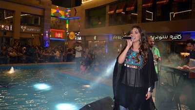 بالصور.. مي سليم تشعل خيمة 