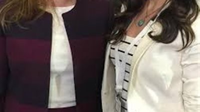 حكم مس المرأة عورة أخري على سبيل المزاح    