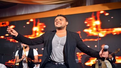 رامي صبري يغني للعندليب وعدوية فى سحور سميراميس.. (صور)