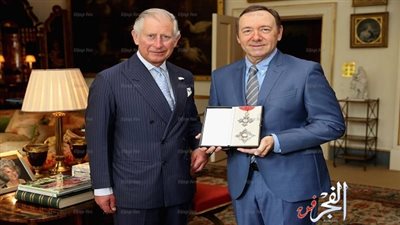 الأمير تشارلز يمنح كيفن سبيسي لقب 