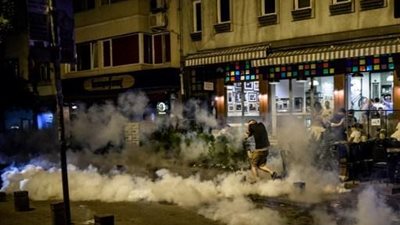 الشرطة التركية تفرق متظاهرين محتجين على مهاجمة هواة الموسيقى