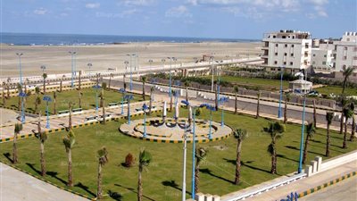 هدوء مصيف بلطيم بكفر الشيخ يجذب الرواد.. 3 فنادق ومطاعم وكافتريات لخدمة المصطافين (تقرير مصور)