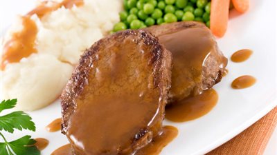 طريقة عمل ستيك اللحم البقري مع صوص الديموجلاس والبطاطس المهروسة  