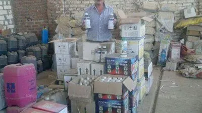 ضبط 998 كيلو مبيدات زراعية مجهولة المصدر و منتهية الصلاحية داخل شركة بالشرقية(صور)