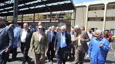 وزير النقل يتفقد عمليات إصلاح وصيانة جرارات السكك الحديدية