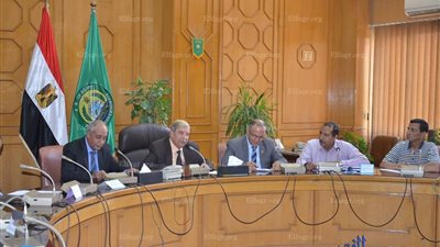 محافظ الإسماعيلية يناقش أهم احتياجات قرية المحسمة (صور)