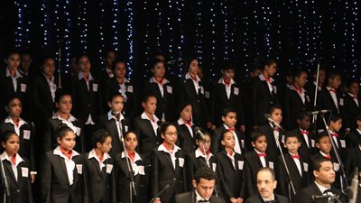 عرض غنائي لفريق 