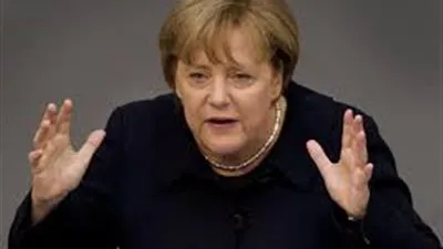 ميركل تصر على ربط رفع العقوبات عن روسيا بتطبيق اتفاق مينسك كاملا