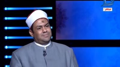 متصلة تريد أن تتزوج عرفي لتحصل على معاش والدها.. وداعية إسلامي يرد