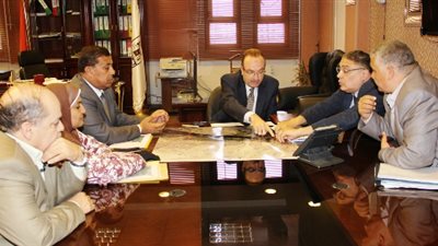 محافظ بني سويف يبحث حل مشكلة 